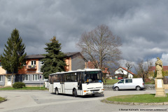 Karosa u sochy sv. Jana Nepomuckého v Chudčicích