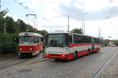 Poslední přestup na tramvaj. Následně autobus odjel do garáží a tramvaj se vydala směr vozovna Žižkov i s  cestujícími