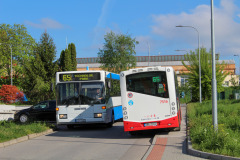 Míjení autobusu pravidelného spoje linky 65 a autobusu fotojízdy